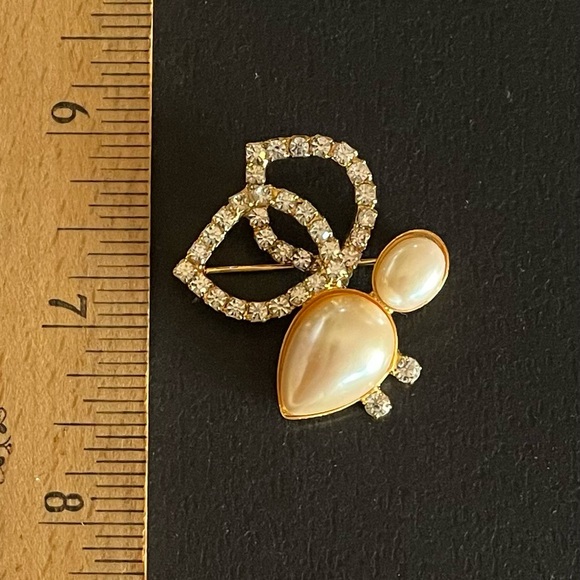 Vintage Rhinestone And Faux Pearl Bee Brooch - Picture 4 of 4